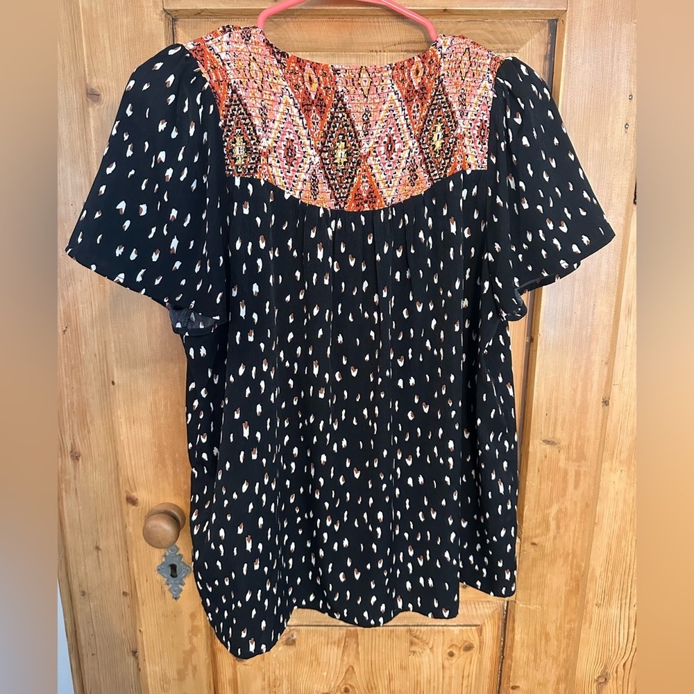 THML Short Sleeve Blouse Black W/White Spots & A Rust Rouched Accent Sz Large - Picture 2 of 8